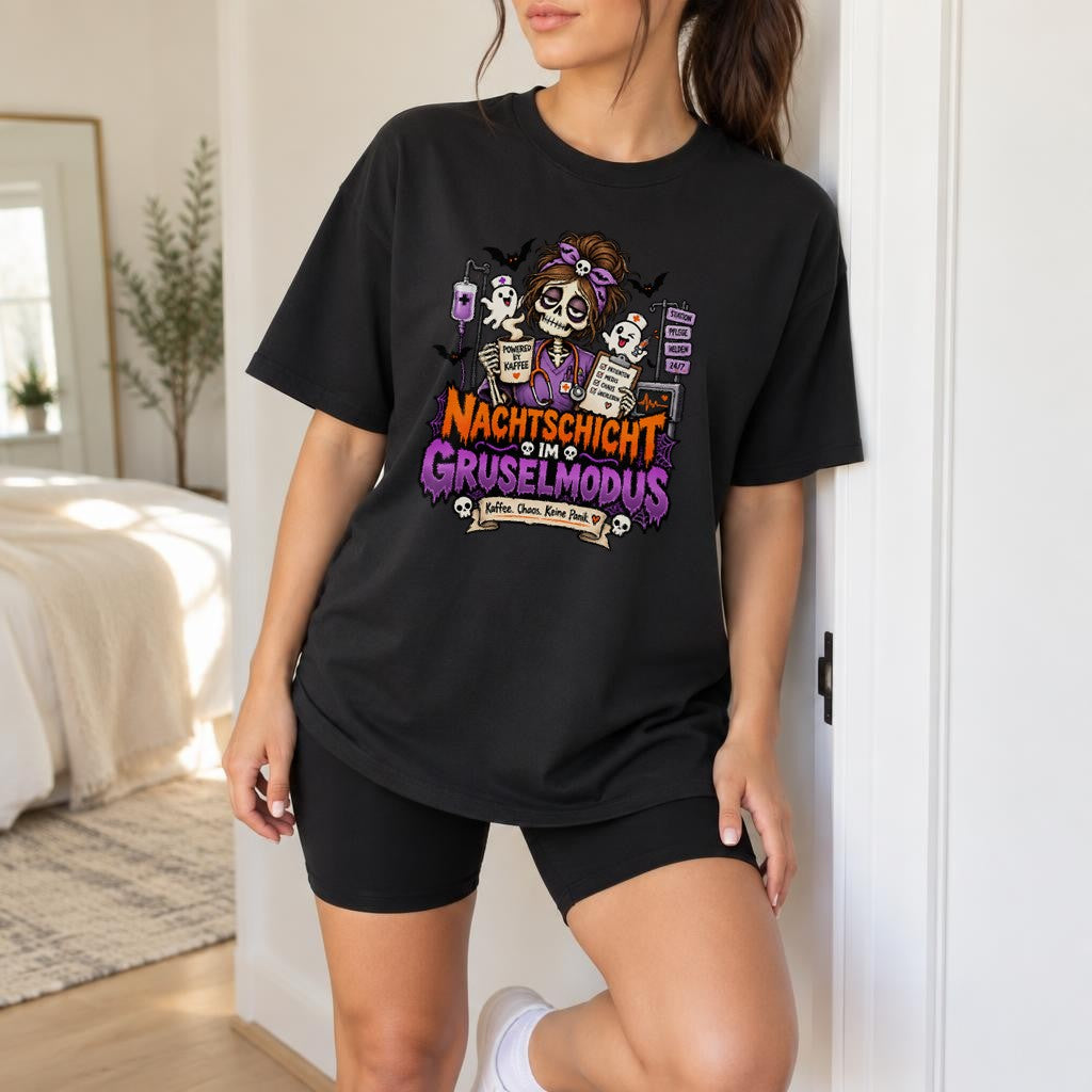 Nachtschicht im Gruselmodus T-Shirt Pflege Halloween Krankenschwester Shirt lustig Nachtdienst Kaffee Chaos