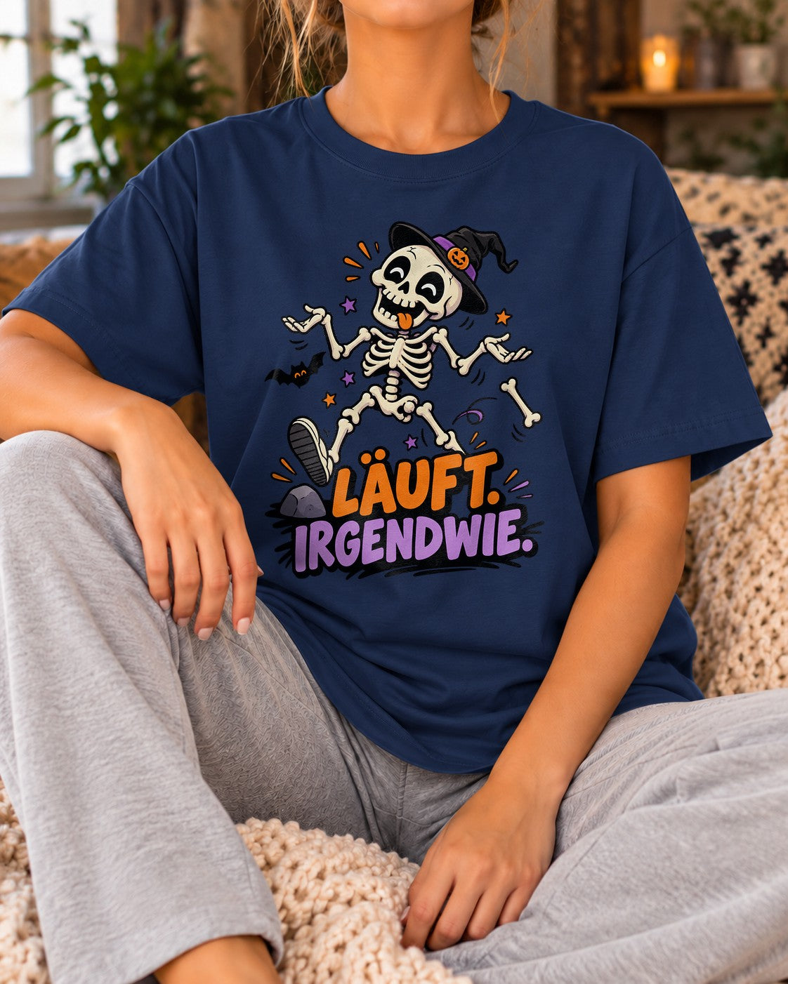 Camiseta de esqueleto de Halloween para mujer, divertida, con frase "Läuft Irgendwie", sombrero de bruja, otoño, estilo oversize, gótico, camiseta graciosa