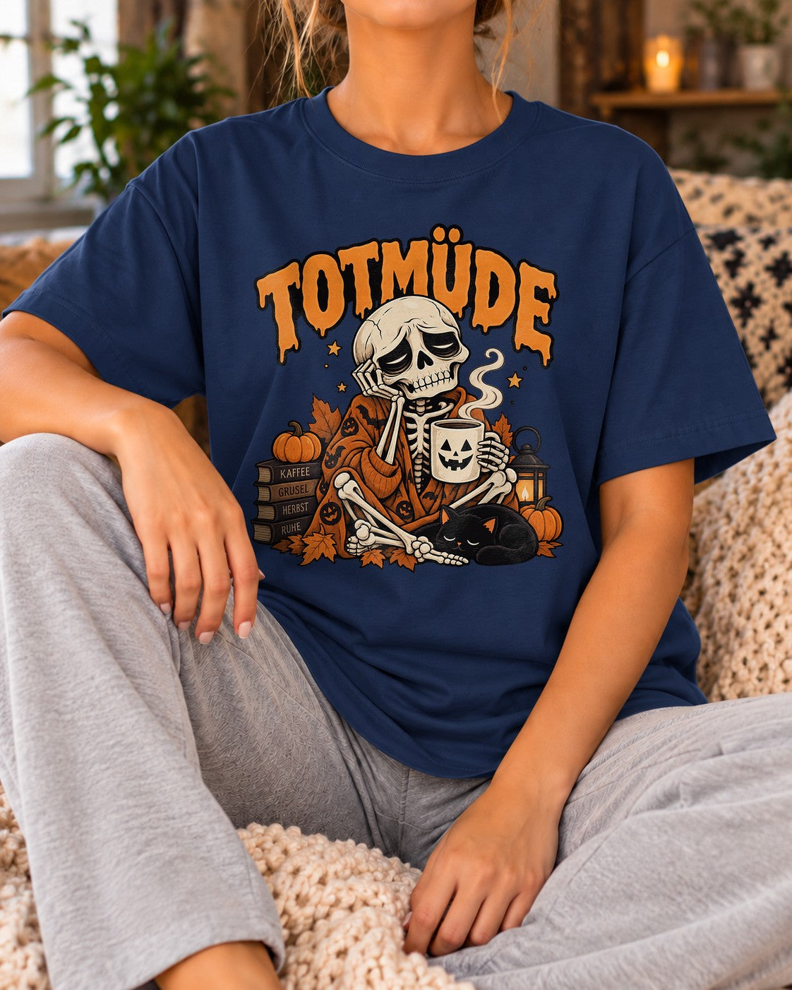 Totmüde Halloween T-Shirt Damen, Skelett mit Kaffee Katze Herbstshirt, Lustiges Grusel Shirt Schwarz