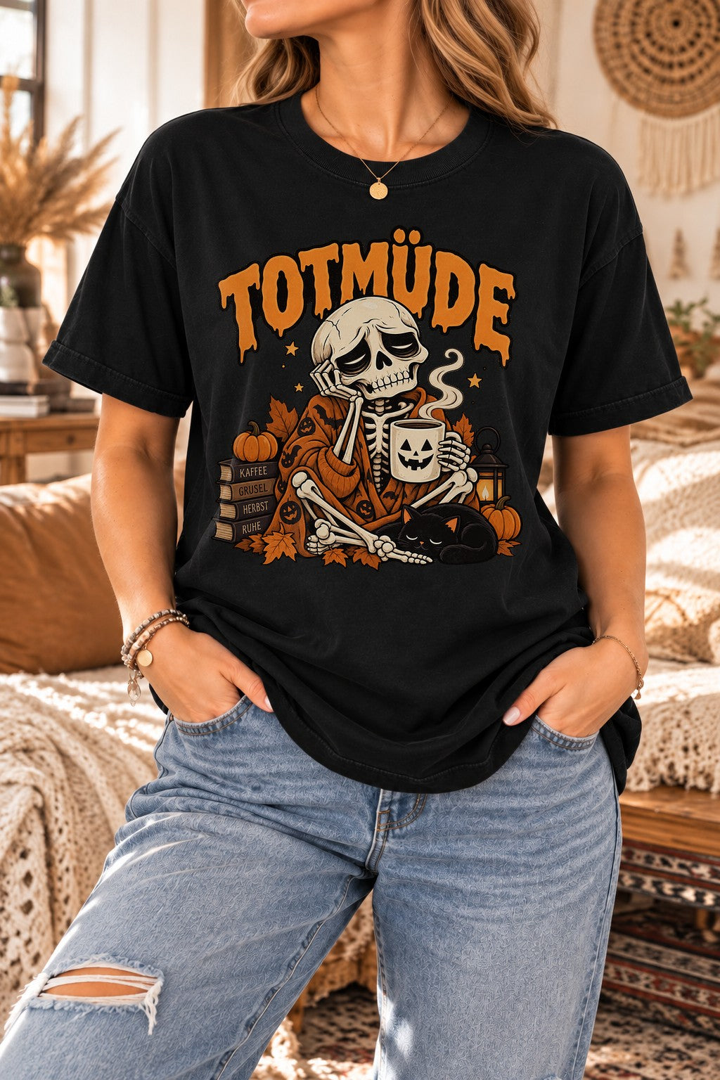 Totmüde Halloween T-Shirt Damen, Skelett mit Kaffee Katze Herbstshirt, Lustiges Grusel Shirt Schwarz