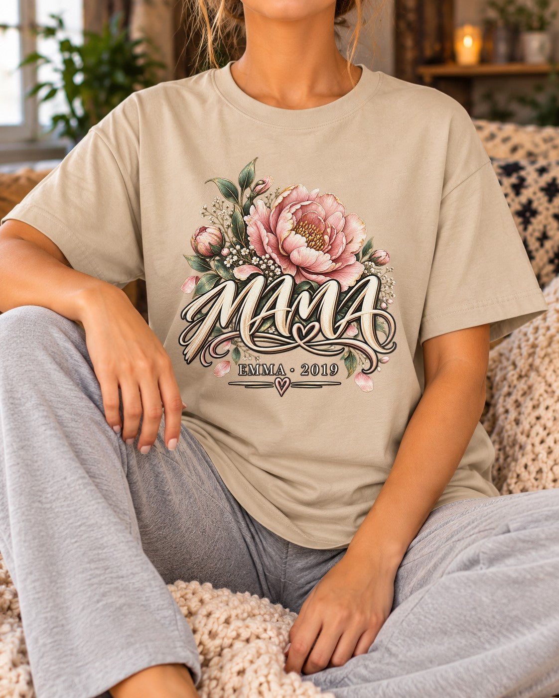 Personalisiert Mama T-Shirt mit Namen & Wunschjahr, Blumen Schriftzug Shirt, Geschenk für Mutter individuell
