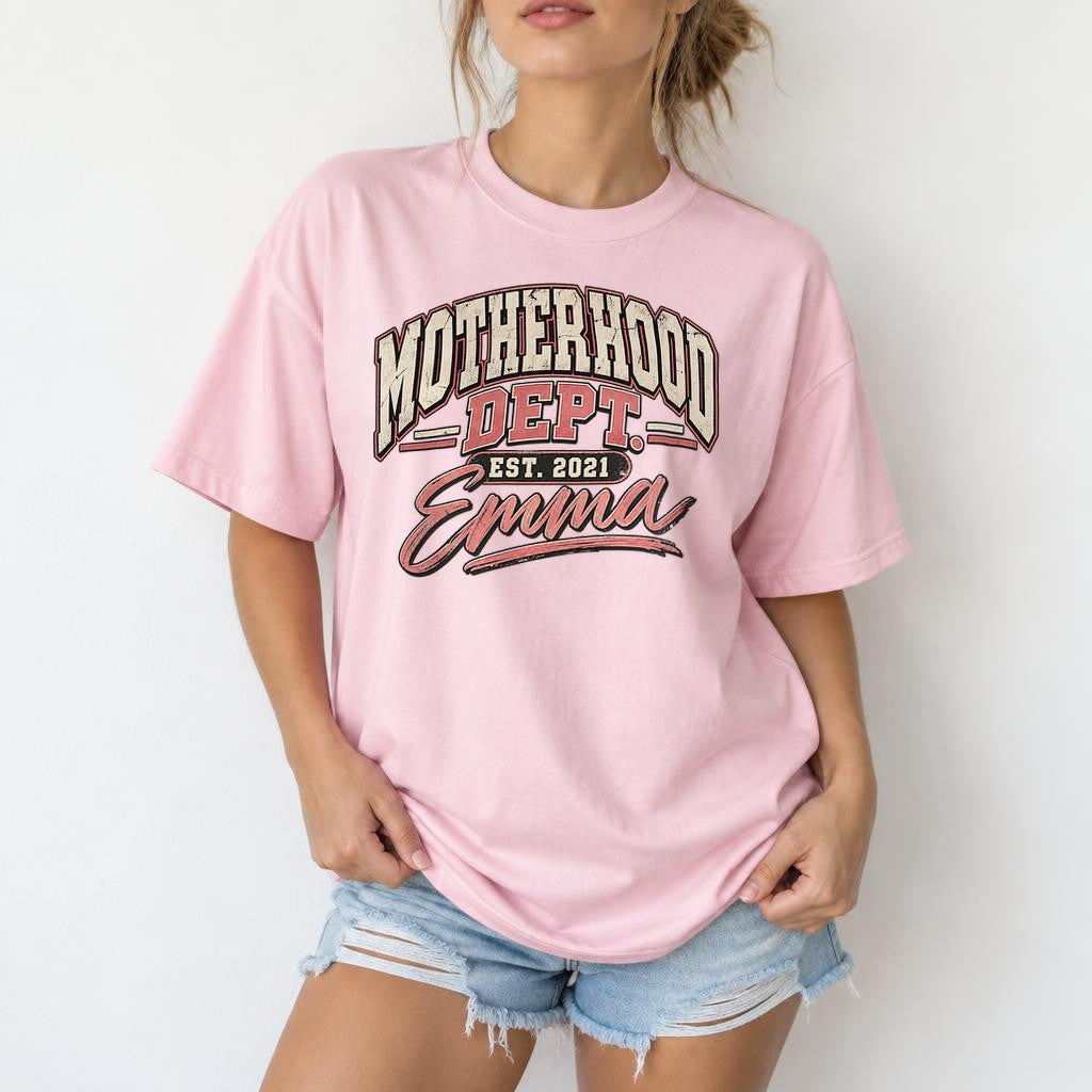 Personalisiert Motherhood Dept T-Shirt mit Namen & Wunschjahr, Mama Shirt Geschenk zur Geburt, Muttertag, Mom Tee Vintage