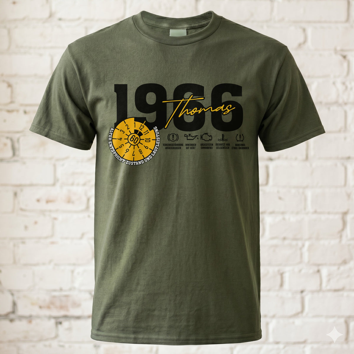 "TÜV Plakette 60. Geburtstag" Personalisiertes T-Shirt mit Name & Baujahr 1966 – Lustiges Oldtimer Geschenk für Männer zum 60er – Weiß / Creme