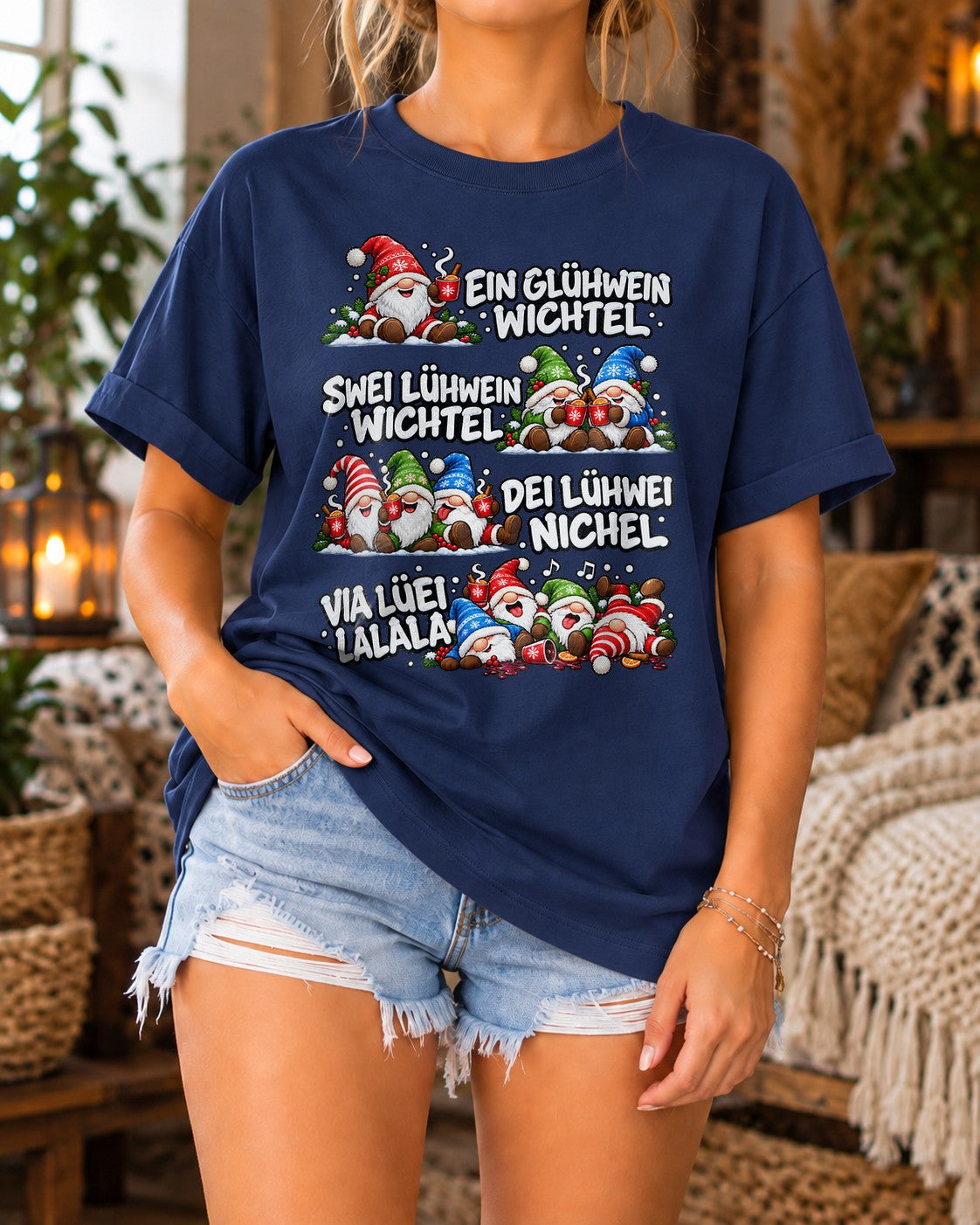 Ein Glühwein Wichtel Damen T-Shirt mit lustigem Weihnachtsmarkt Spruch und süßem Wichtel Motiv