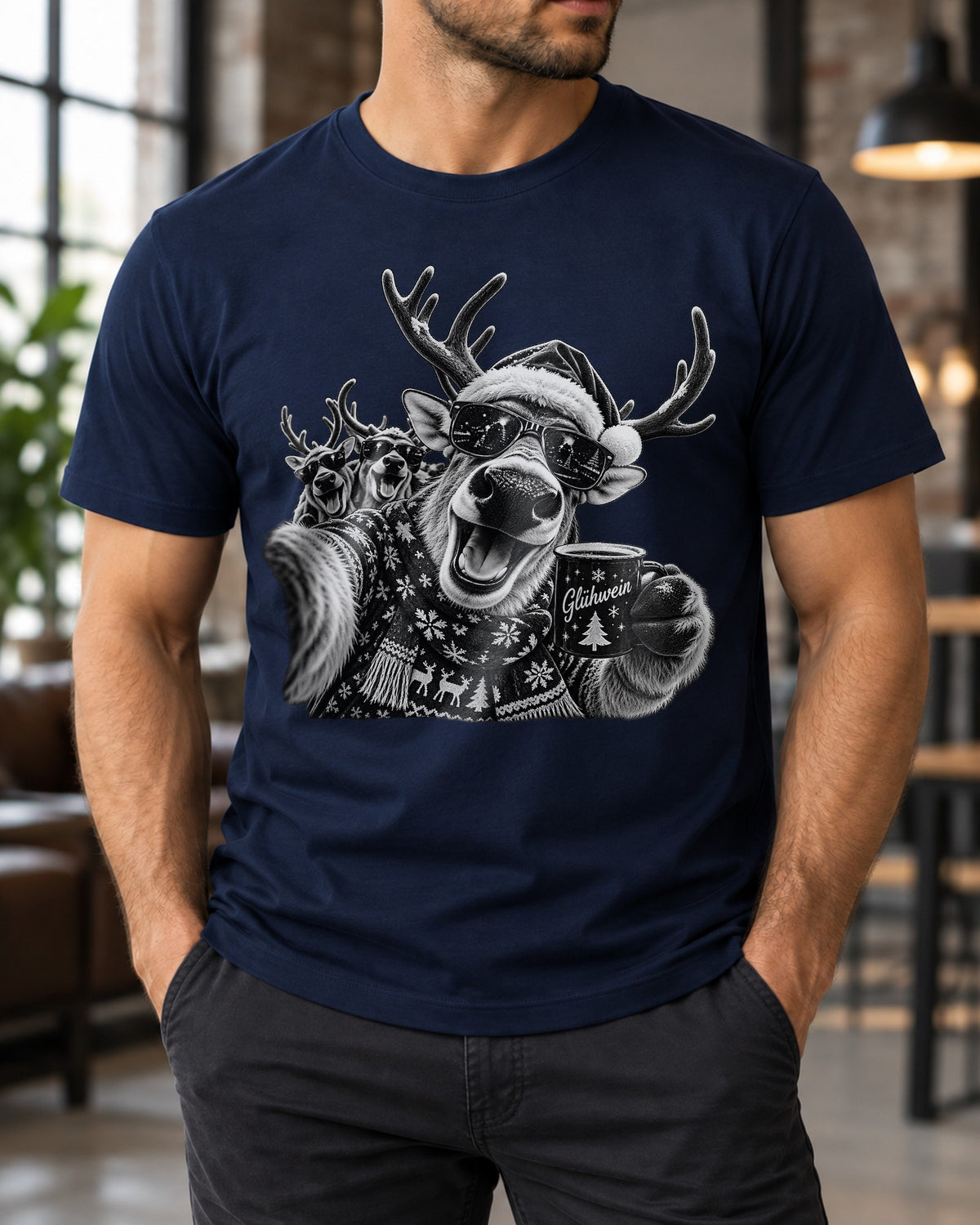 Rentier Selfie T-Shirt mit Glühwein Becher – lustiges Weihnachtsmarkt Motiv für Herren Damen