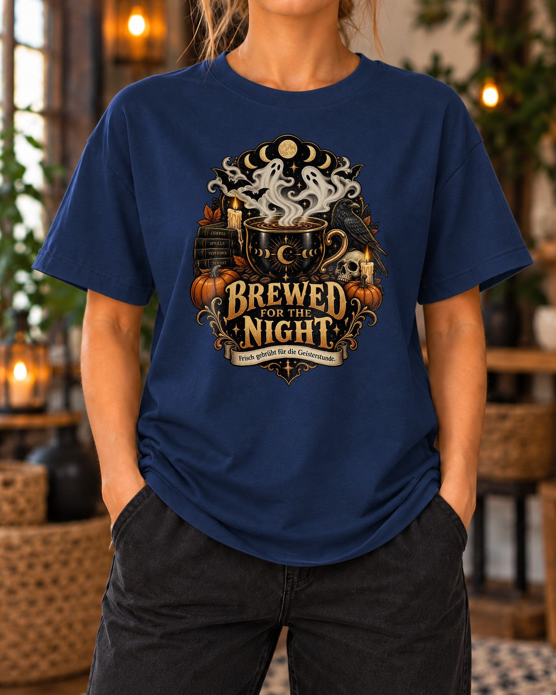 Brewed for the Night Halloween T-Shirt Damen Gothic Kaffee Shirt Witchy Herbst Raven Pumpkin Tee