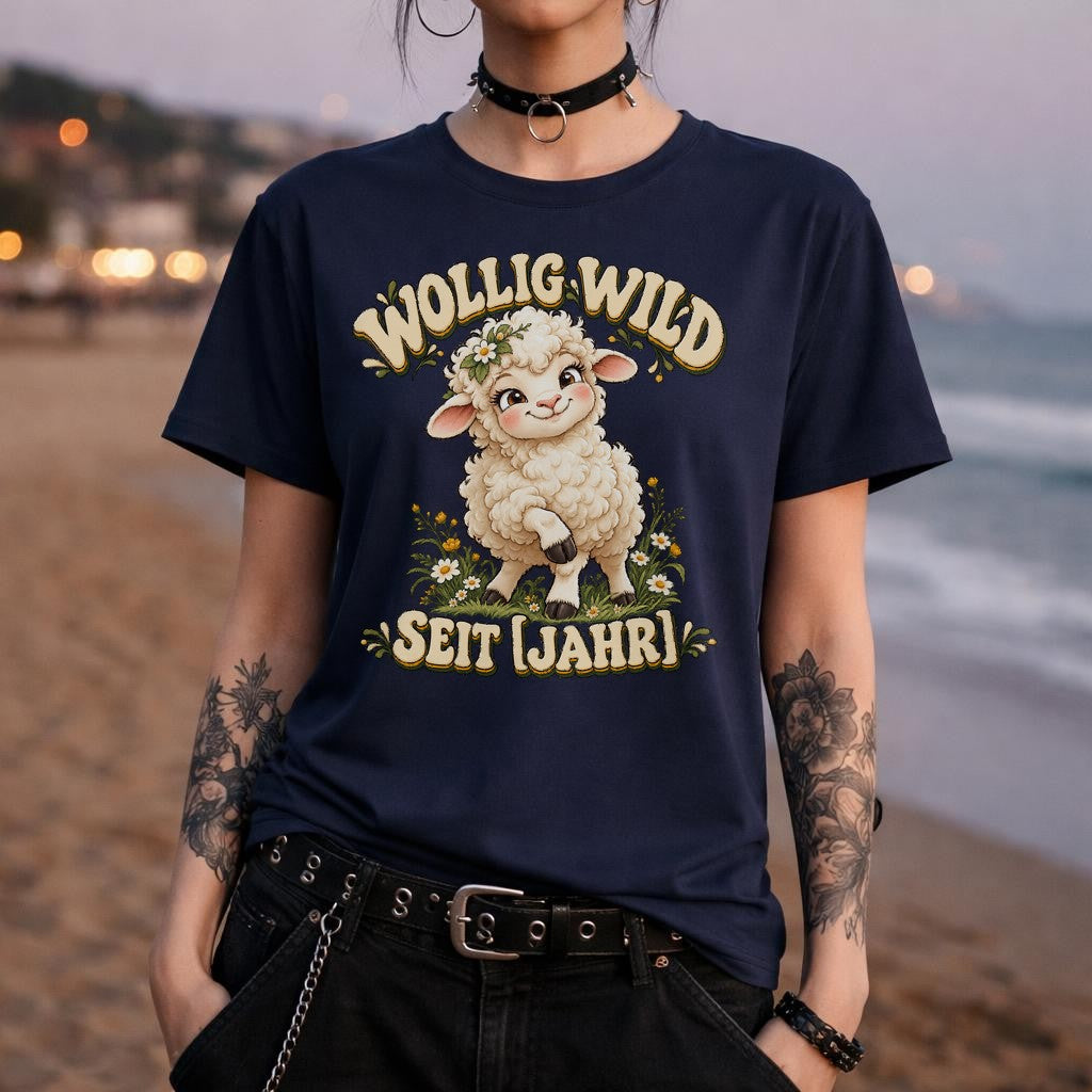 Wollig Wild personalisiert mit Wunschjahr T-Shirt, lustiges Schaf Geburtstag Shirt, individuelles Geschenk Damen Oversized
