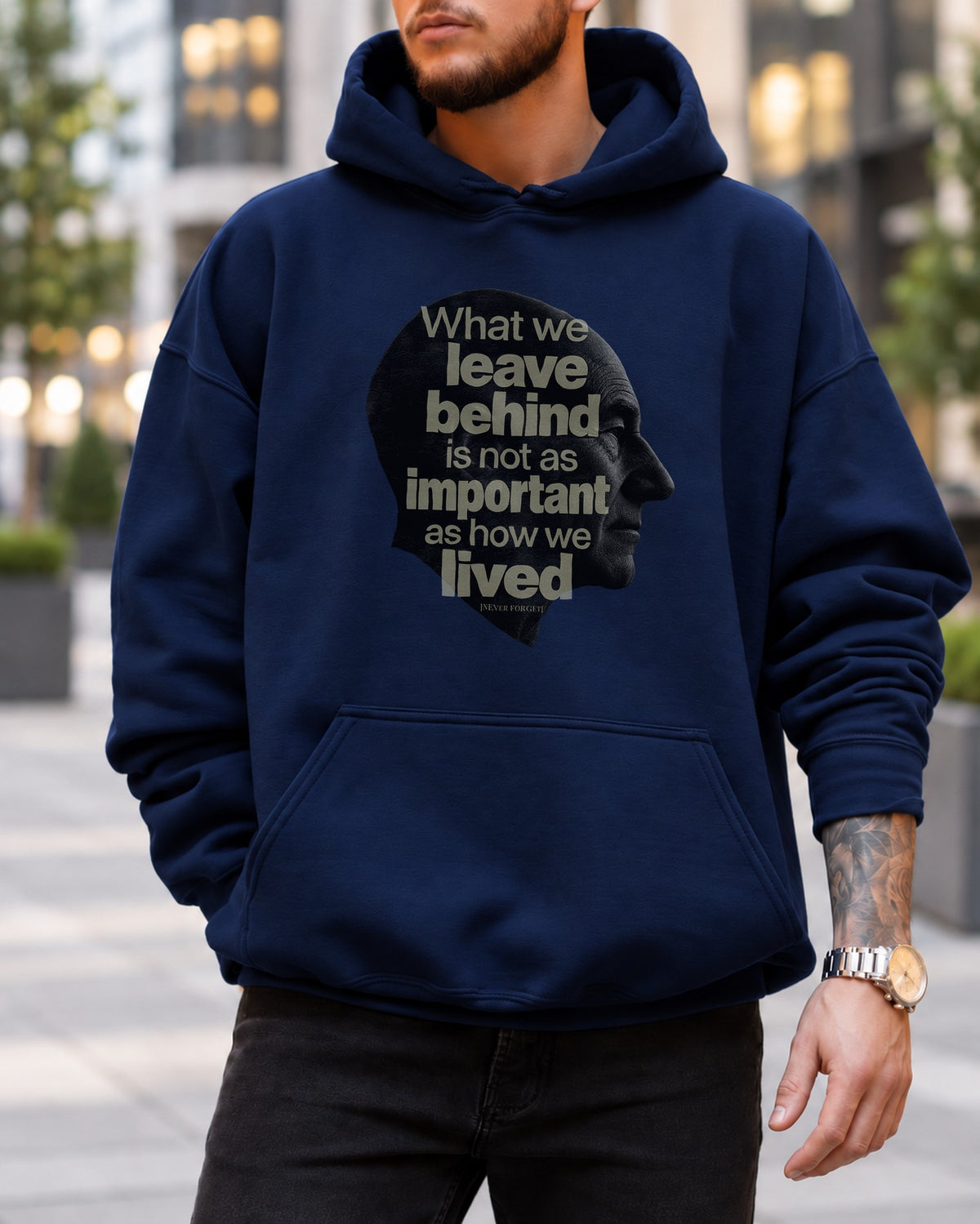 Urban Hoodie mit What We Leave Behind Print – Schwarzer Unisex Pullover mit tiefsinnigem Statement