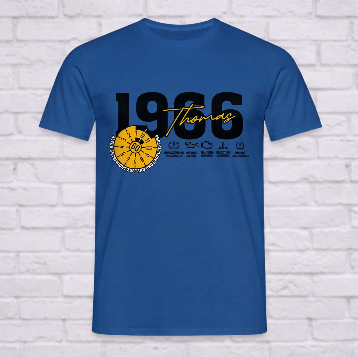 "TÜV Plakette 60. Geburtstag" Personalisiertes T-Shirt mit Name & Baujahr 1966 – Lustiges Oldtimer Geschenk für Männer zum 60er – Weiß / Creme