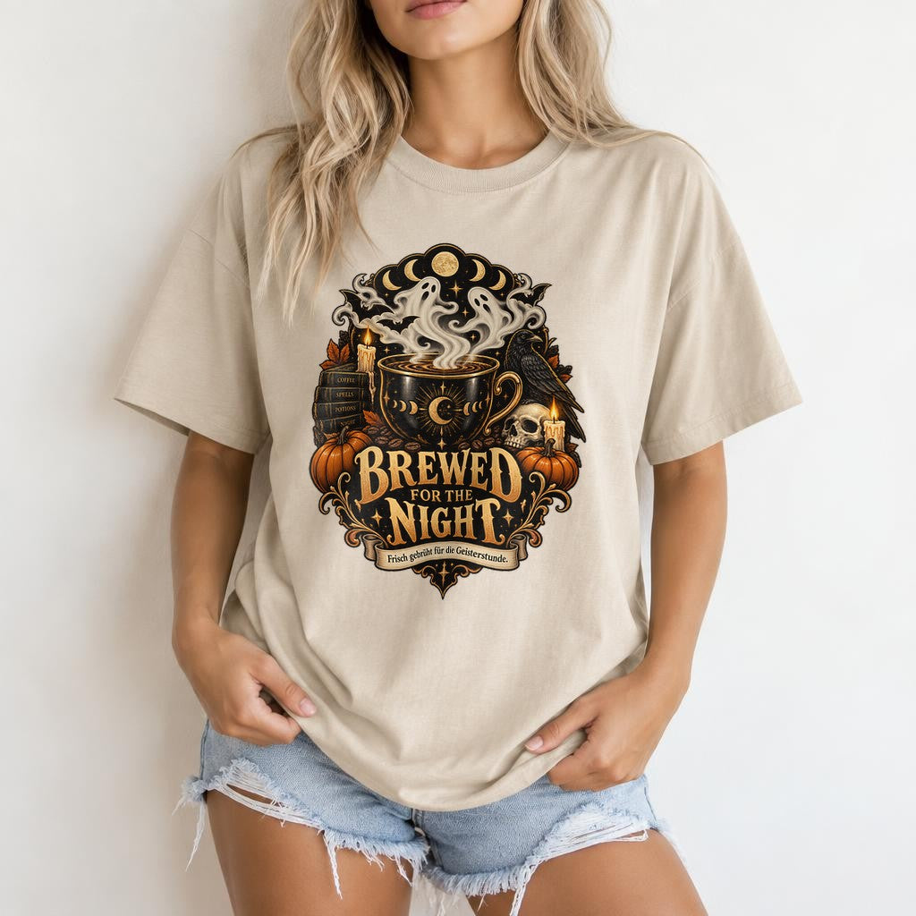 Brewed for the Night Halloween T-Shirt Damen Gothic Kaffee Shirt Witchy Herbst Raven Pumpkin Tee
