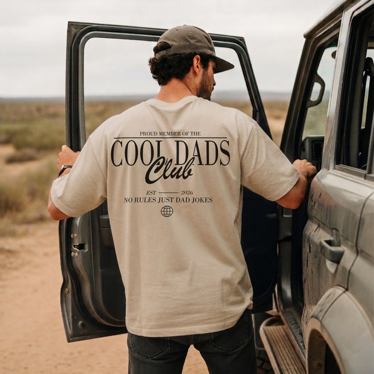 Cool Dads Club T-Shirt – Personalisiertes Geschenk für Väter mit Wunschjahr – „No Rules Just Dad Jokes“