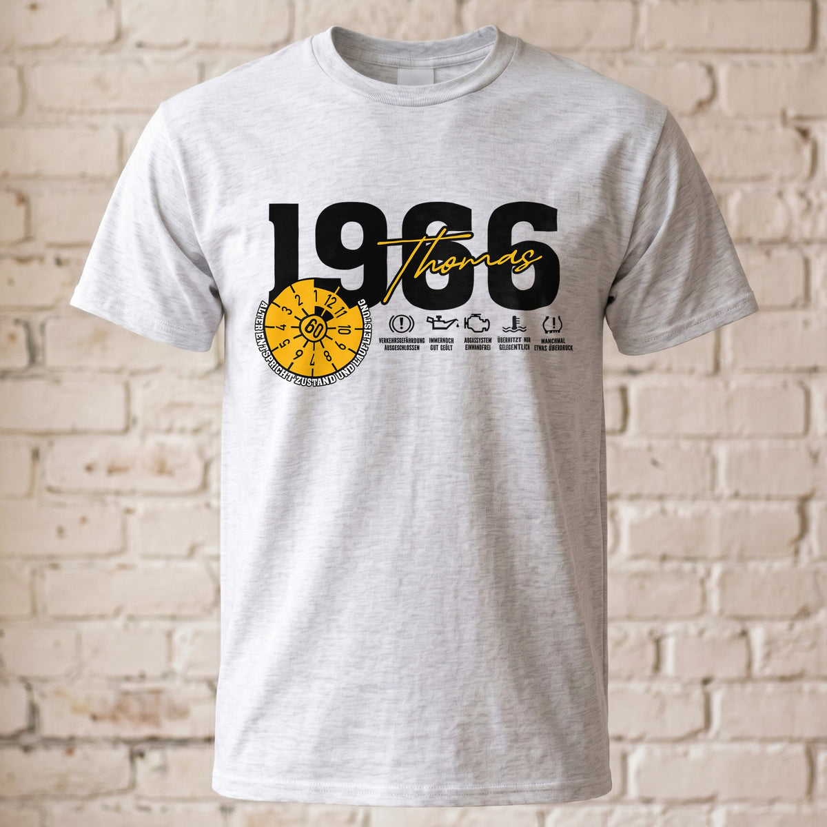 "TÜV Plakette 60. Geburtstag" Personalisiertes T-Shirt mit Name & Baujahr 1966 – Lustiges Oldtimer Geschenk für Männer zum 60er – Weiß / Creme