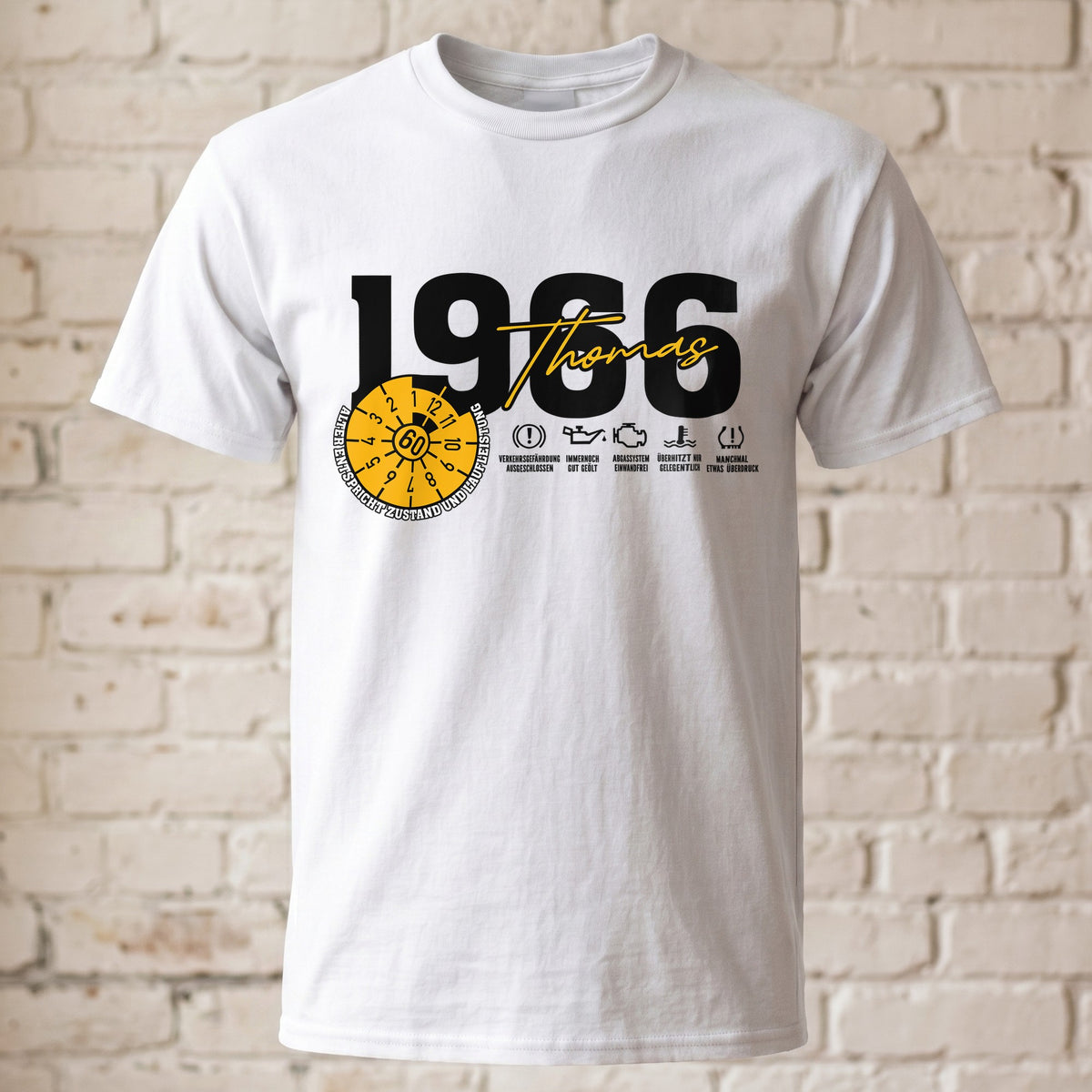 "TÜV Plakette 60. Geburtstag" Personalisiertes T-Shirt mit Name & Baujahr 1966 – Lustiges Oldtimer Geschenk für Männer zum 60er – Weiß / Creme