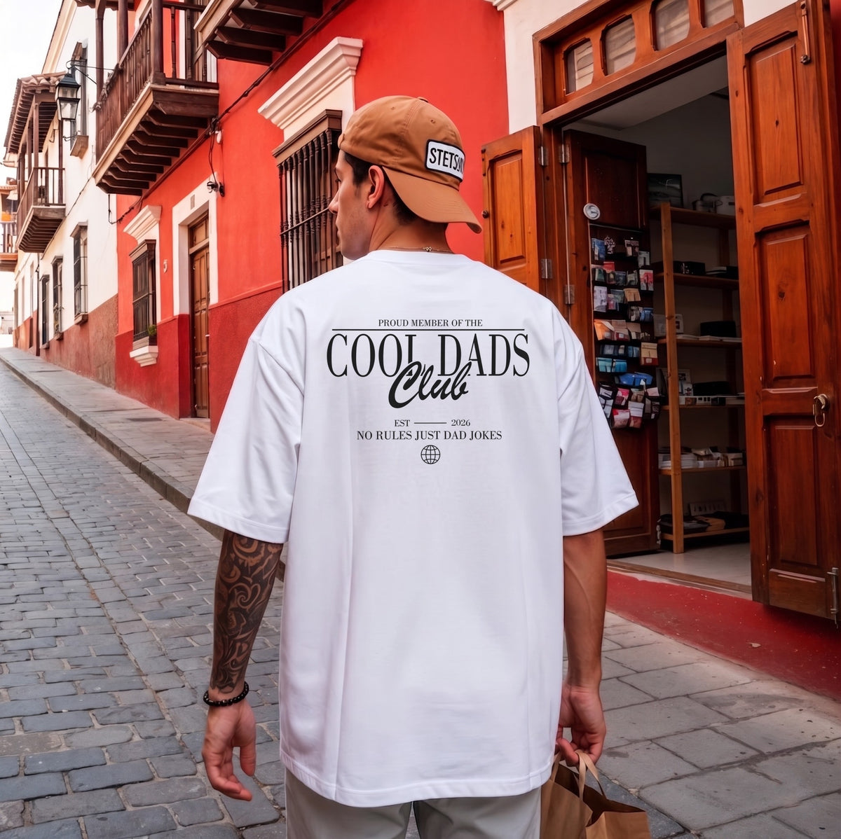 Cool Dads Club T-Shirt – Personalisiertes Geschenk für Väter mit Wunschjahr – „No Rules Just Dad Jokes“